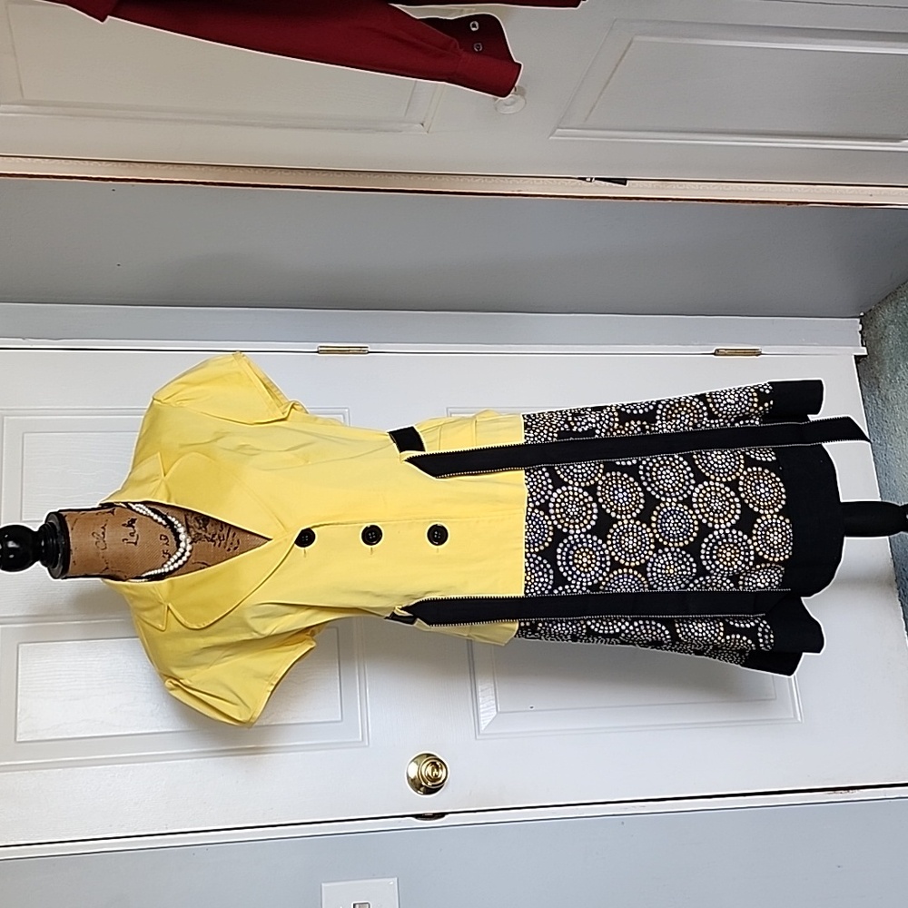 Studio 1. size 16 Yellow and black suit. Sash tie belt.